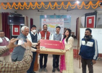 सराहनीय: वाराणसी में समाजसेवी ने परिषदीय विद्यालय को सौंपा 32 इंच एलईडी टीवी