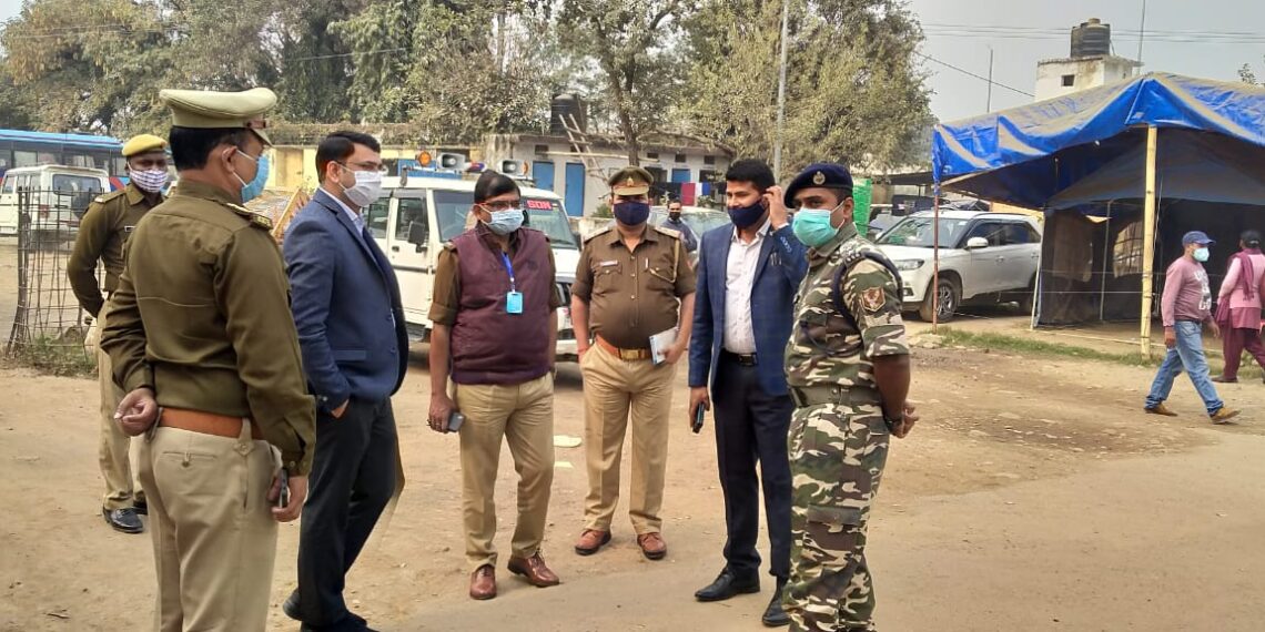 सोनौली पहुंचे डीएम और एसपी, कृषि कानून के बिरोध में भारत बंद पर प्रशासन रहा चौकस