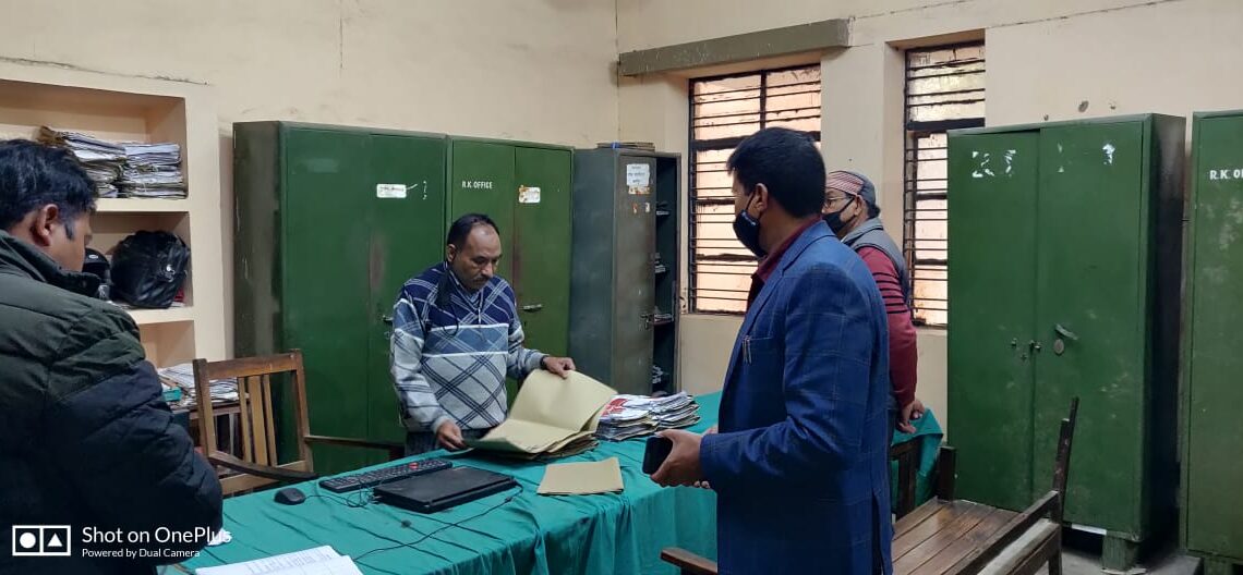 नौतनवां: रोज की लापरवाही पड़ी भारी, 10 बजे एसडीएम पहुंचे कार्यालय 6 कर्मचारियों का काटा वेतन