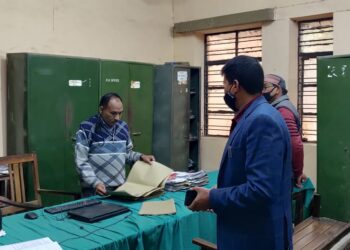 नौतनवां: रोज की लापरवाही पड़ी भारी, 10 बजे एसडीएम पहुंचे कार्यालय 6 कर्मचारियों का काटा वेतन