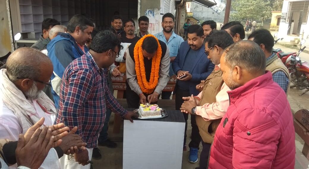 नौतनवां: समर्थको ने 5 पाउंड केक काट मनाया पूर्व विधायक मुन्ना सिंह का जन्मदिन