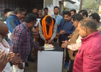 नौतनवां: समर्थको ने 5 पाउंड केक काट मनाया पूर्व विधायक मुन्ना सिंह का जन्मदिन