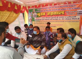 महराजगंज: करोड़ों रुपए के भ्रष्टाचार के विरोध में भूख हड़ताल बैठे सभासद