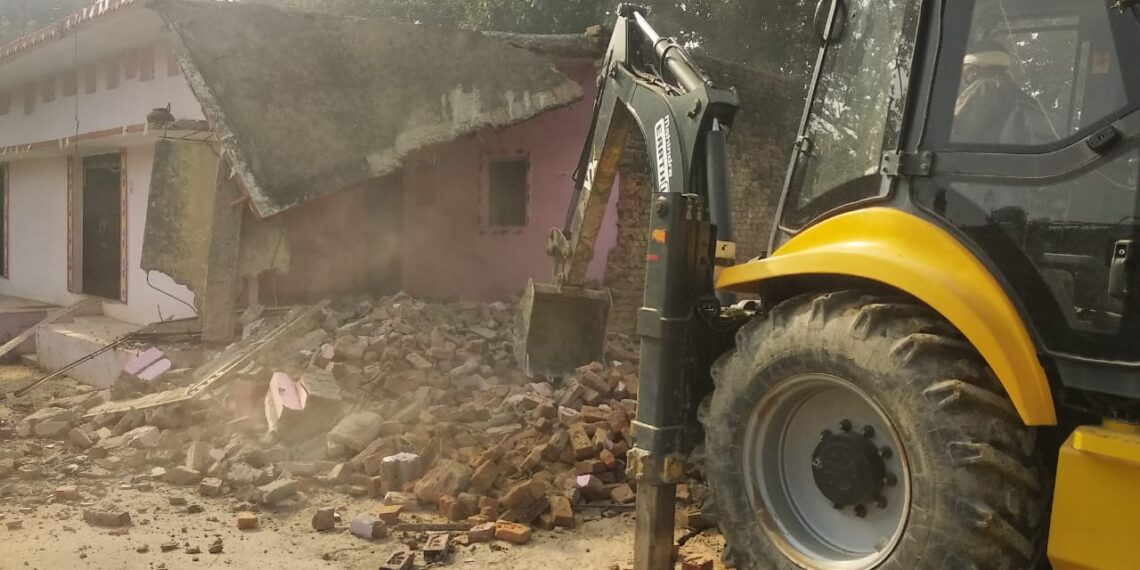 नौतनवां: हाईकोर्ट के आदेश पर अवैध पक्का मकान पर चली जेसीबी, तहसीलदार के नेतृत्व में हटाया अतिक्रमण