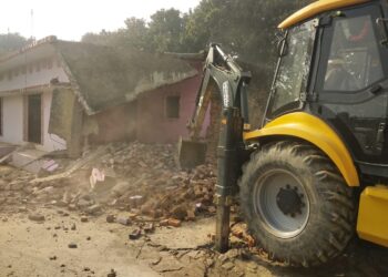 नौतनवां: हाईकोर्ट के आदेश पर अवैध पक्का मकान पर चली जेसीबी, तहसीलदार के नेतृत्व में हटाया अतिक्रमण