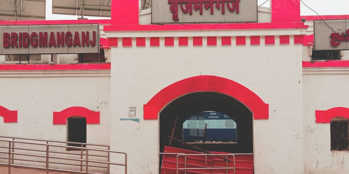 बृजमनगंज रेलवे स्टेशन से ट्रेनों का संचलन न होने पर जनप्रतिनिधि व ब्यापारियों मे अक्रोश