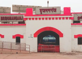 बृजमनगंज रेलवे स्टेशन से ट्रेनों का संचलन न होने पर जनप्रतिनिधि व ब्यापारियों मे अक्रोश