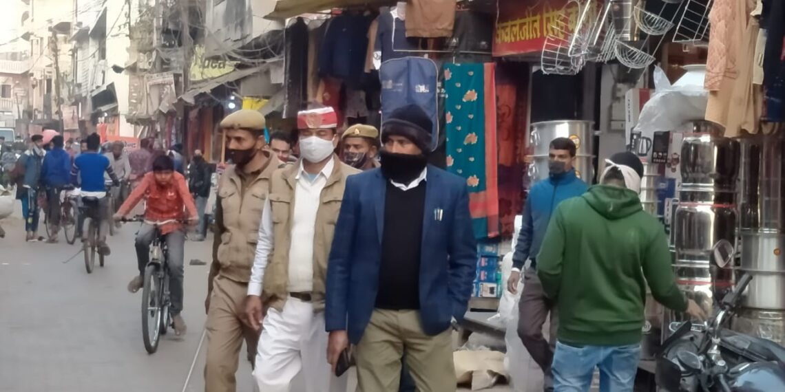 पॉलीथिन पर प्रतिबंध: नौतनवां में छापेमारी कर एसडीएम ने वसूला 15 हजार जुर्माना