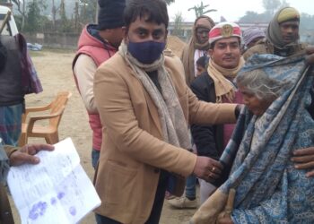 नौतनवां: तहसीलदार ने बाटें निराश्रित, गरीबो, वृद्ध महिलाओं को कम्बल