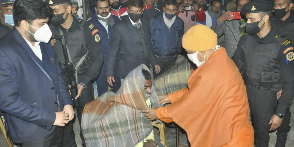 सीएम योगी ने रैन बसेरा का किया निरीक्षण दिया आवश्यक दिशा निर्देश