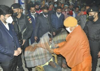 सीएम योगी ने रैन बसेरा का किया निरीक्षण दिया आवश्यक दिशा निर्देश