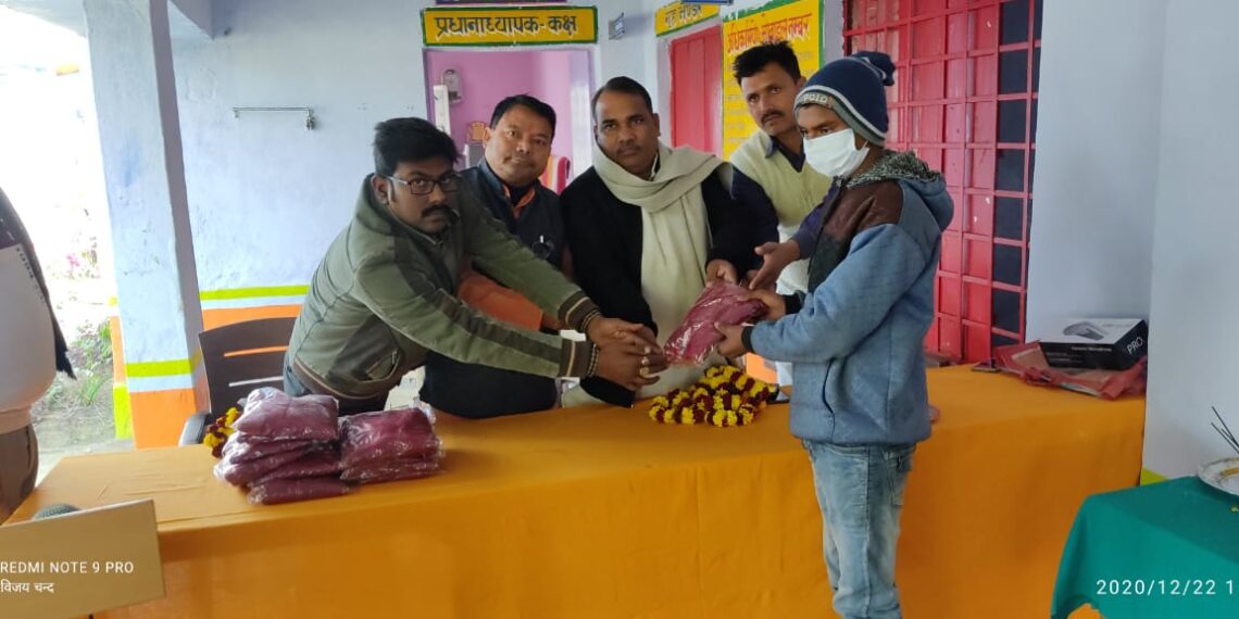 नौतनवां: हियुवा जिलाध्यक्ष ने बच्चो में वितरित किये स्वेटर