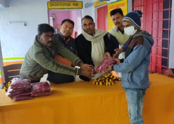 नौतनवां: हियुवा जिलाध्यक्ष ने बच्चो में वितरित किये स्वेटर