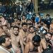 गोरखपुर विश्वविद्यालय छात्रावास खाली कराने के विरोध में छात्रों का अर्धनग्न प्रदर्शन, कब वापस लेंगे कुलपति ये आदेश?
