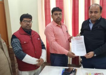 महराजगंज: राष्ट्रीय शैक्षिक महासंघ के पदाधिकारियों ने बेसिक शिक्षा अधिकारी को सौंपा ज्ञापन