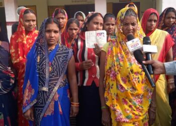 नौतनवां: बरसी ग्रामीण महिलाएं, मनरेगा के काम करवाया पैसे के जगह दिखाया ठेंगा