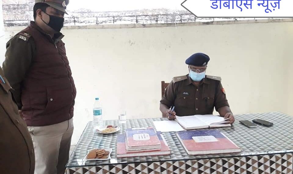 महराजगंज: बृजमनगंज थाने का औचक निरीक्षण करने पहुँचें एएसपी निवेश कटियार