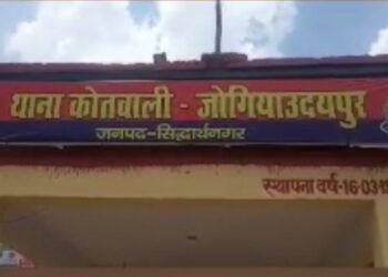 सिद्धार्थनगर: युवक प्रेमिका से मिलने गया लड़की के घर ताका झांकी के दौरान पड़ोसी ने देख मचाया शोर, लोगों ने युवक को जमकर पीटा, वीडियो वायरल