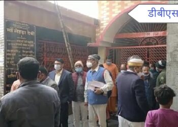 बृजमनगंज: कमिश्नर और जिलाधिकारी पहुंचे लेहड़ा देवी मंदिर निर्माणाधीन कार्य का किया निरीक्षण