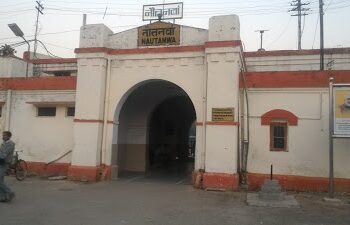 परेशानी: नौतनवा रेलवे स्टेशन पर सर्वर डाउन, नहीं मिली यात्रियों को टिकट, मायूस दिखे पैसेंजर