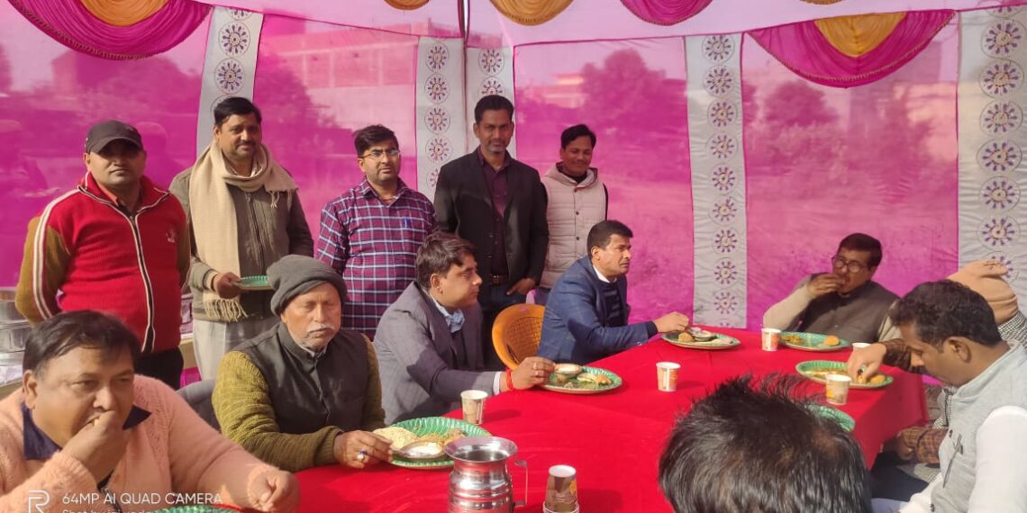 नौतनवां: चटकारे व्यंजनों के साथ तहसील परिसर में नव वर्ष की दी बधाईयाँ