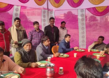 नौतनवां: चटकारे व्यंजनों के साथ तहसील परिसर में नव वर्ष की दी बधाईयाँ