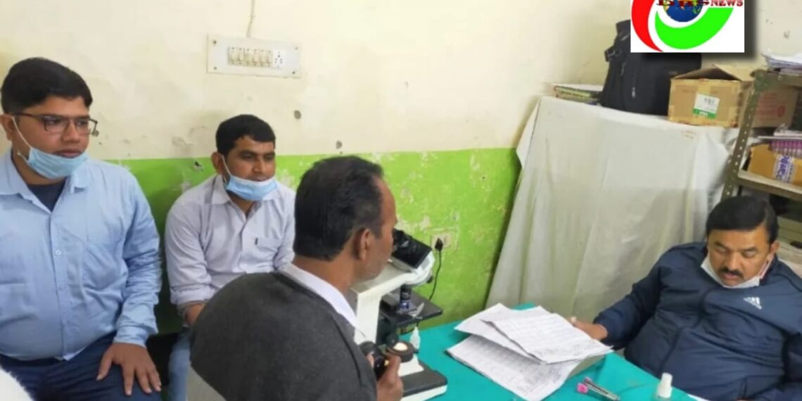 महराजगंज जिला क्षय रोग अधिकारी ने रतनपुर सामुदायिक स्वास्थ्य केन्द्र का किया औचक निरीक्षण