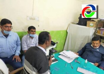 महराजगंज जिला क्षय रोग अधिकारी ने रतनपुर सामुदायिक स्वास्थ्य केन्द्र का किया औचक निरीक्षण
