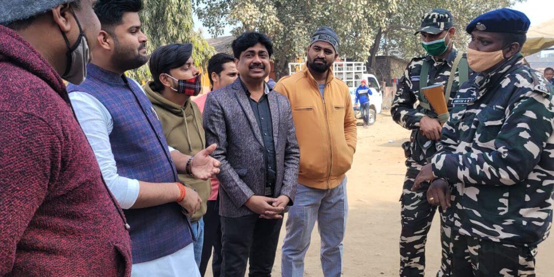 सोनौली: व्यापारियों की समस्या को लेकर एसएसबी कमांडेंट से मिले चेयरमैन प्रतिनिधि