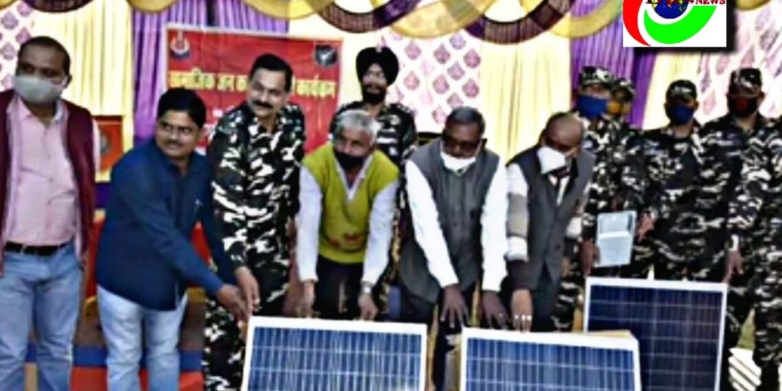 महराजगंज: हरदी डाली गांव में एसएसबी ने दिए 8 स्ट्रीट सोलर लाइट