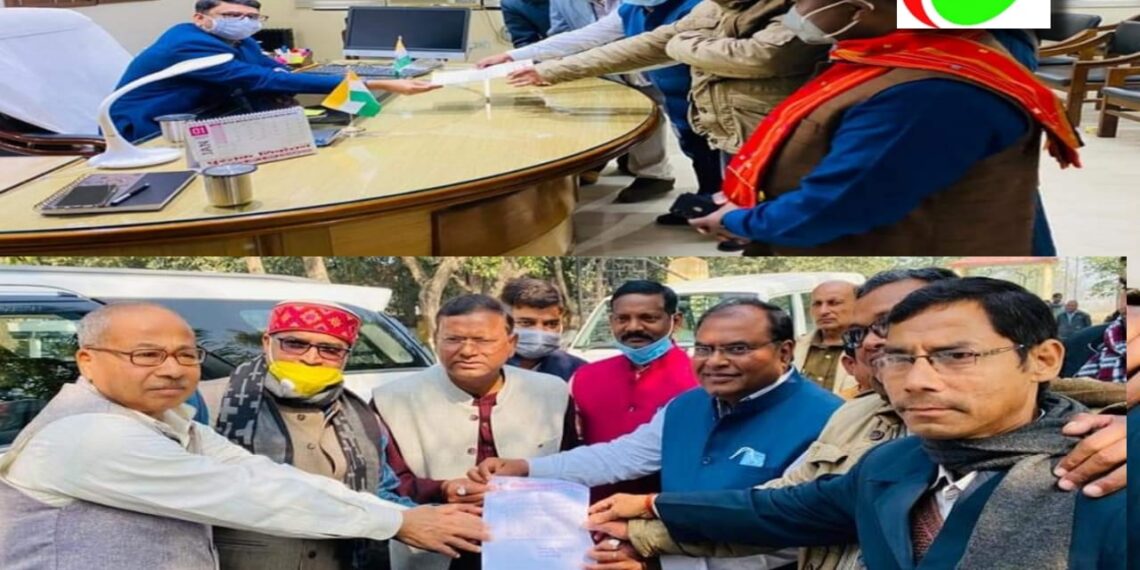 महराजगंज: आसन्न पंचायत चुनाव में थारू जनजाति के लिए भी सीटें हो आरक्षित, वनवासी कल्याण आश्रम ने सांसद और डीएम को सौंपा ज्ञापन