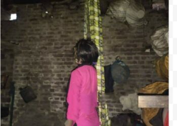 पनियरा: बंद कमरे में मिली युवती की फंदे से लटकती लाश, पुलिस ने कब्जे में लेकर पोस्टमार्टम के लिए भेजा