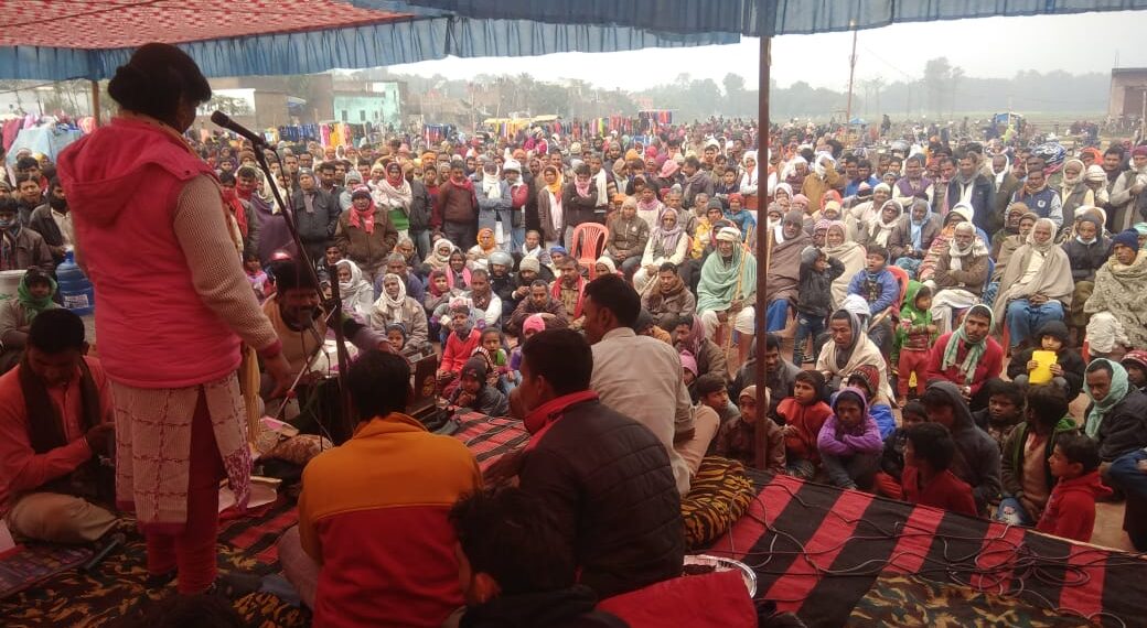 हरदी डाली के मगरहिया बाजार में बिरहा का आयोजन, लोगो ने खूब की खरीदारी