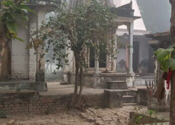 निचलौल: मंदिर में अराजक तत्वों ने डाला है डेरा, कर रहे अपवित्र