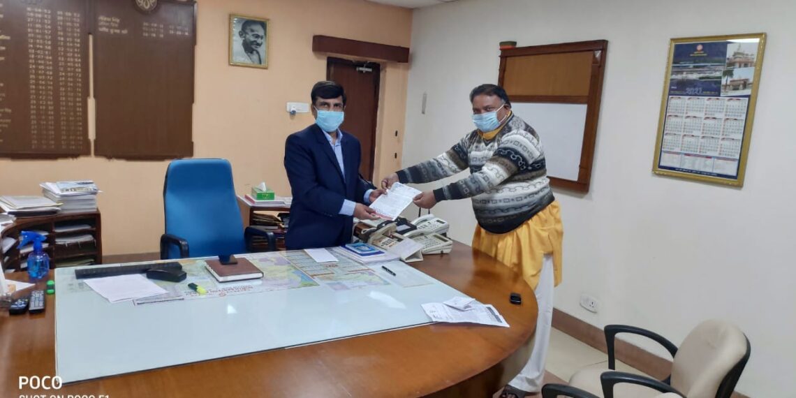 महराजगंज: व्यापारियों ने पैसेंजर ट्रेन चलाने को लेकर पू.रे. महाप्रबंधक को सौंपा ज्ञापन