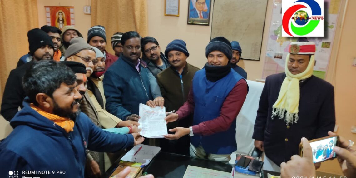 नौतनवां: छपवा टोल प्लाजा के विरोध में भड़के वाहन चालक, व्यापार मंडल ने एसडीएम को सौंपा ज्ञापन