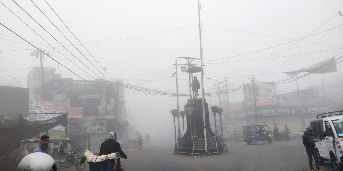 नौतनवा में गिरा तापमान, देखे सुबह सुबह नगर के घंटाघर चौक, अस्पताल चौराहा, गांधी चौक पर क्या रही ठंड की स्थिति