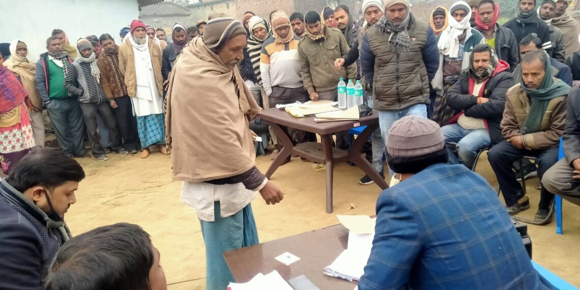 नौतनवां: मतदाता सूची में मिली गड़बड़ी की शिकायत पर एसडीएम ने लगाया चौपाल, जिम्मेदार से मांगा स्पष्टीकरण