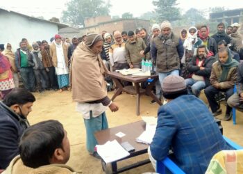 नौतनवां: मतदाता सूची में मिली गड़बड़ी की शिकायत पर एसडीएम ने लगाया चौपाल, जिम्मेदार से मांगा स्पष्टीकरण