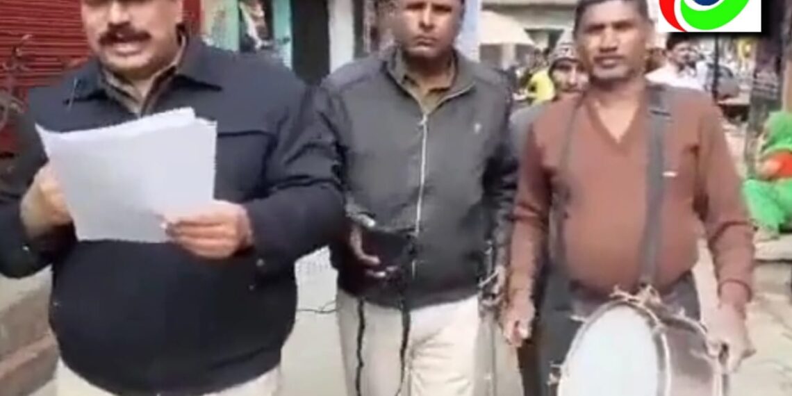 नौतनवां पुलिस ने फरार चल रहे अभियुक्त की गिरफ्तारी को लेकर कस्बे में डुग्गी पीट करायी मुनादी