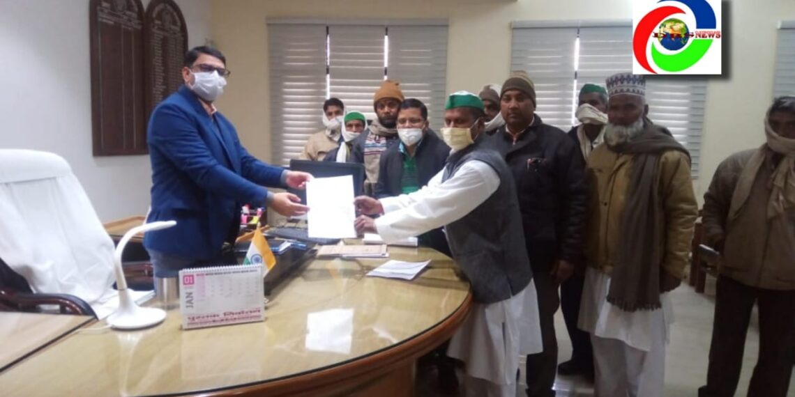 महाराजगंज: समस्याओं को लेकर भाकियू कार्यकर्ताओं ने डीएम को सौंपा ज्ञापन, नही सुने तो 27 से अनिश्चितकालीन धरने की चेतावनी