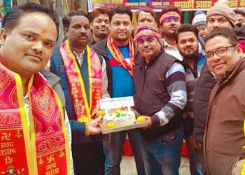 नौतनवां: युवा व्यापार मंडल ने केक काट मनाया मां बनैलिया का 30 वां वार्षिक उत्सव, भक्तों में प्रसाद वितरण