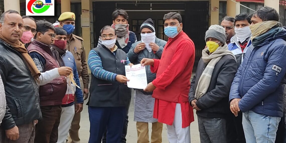 महराजगंज: राष्ट्रीय शैक्षिक महासंघ ने अपरजिलाधिकारी को सौंपा 10 सूत्रीय ज्ञापन