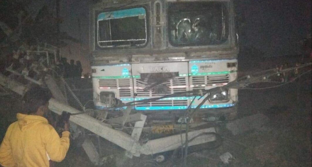 महराजगंज: अनियंत्रित होकर ट्रक ने मारी पोल में टक्कर ड्राइवर बाल-बाल बचा