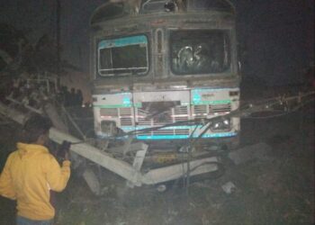 महराजगंज: अनियंत्रित होकर ट्रक ने मारी पोल में टक्कर ड्राइवर बाल-बाल बचा