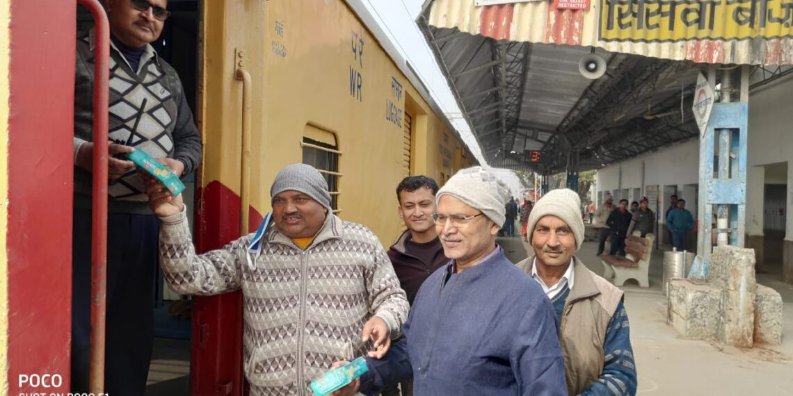 सिसवां: ट्रेनों के संचालन और ठहराव से खुश होकर व्यापार मंडल ने स्टेशन मास्टर और गार्ड को खिलाई मिठाई
