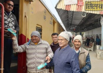 सिसवां: ट्रेनों के संचालन और ठहराव से खुश होकर व्यापार मंडल ने स्टेशन मास्टर और गार्ड को खिलाई मिठाई