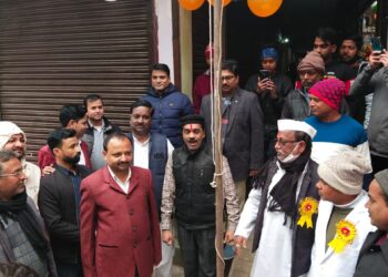 नौतनवां: व्यापार मंडल ने झण्डारोहण कर लोकतंत्र की मजबूती की खाई कसम