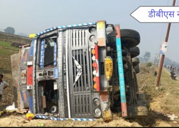 सिद्धार्थनगर: बाइक सवार को बचाने के चक्कर मे अनियंत्रित होकर पान के गुमटी पर ट्रक जा पलटा