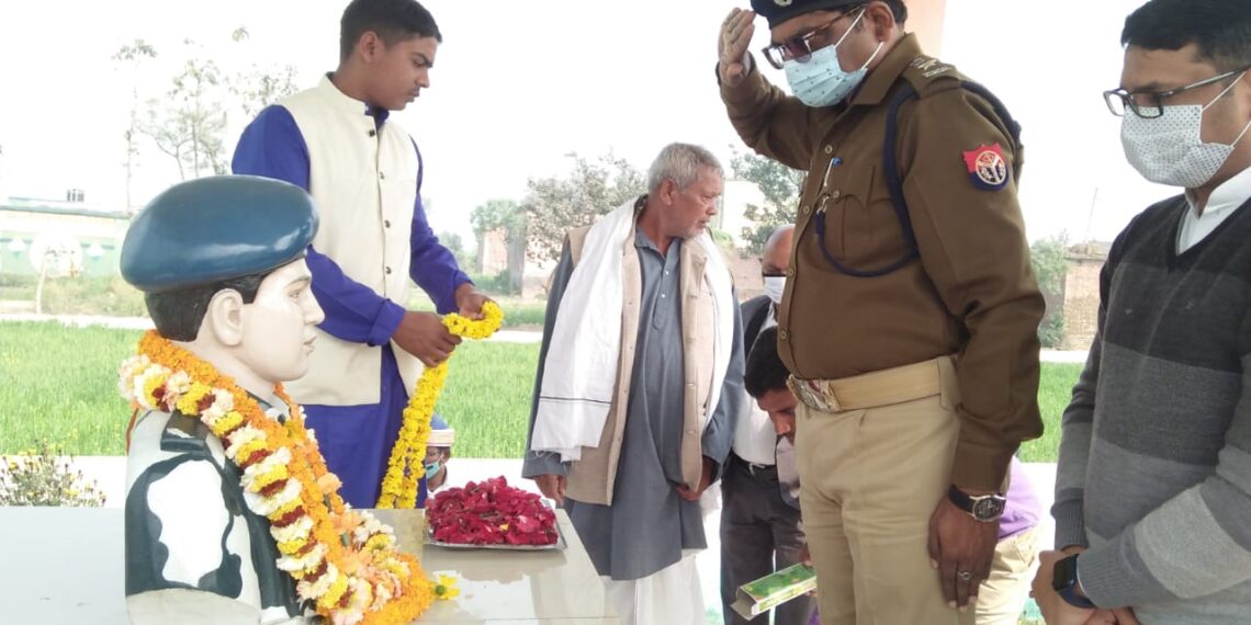 पुलवामा अटैक में शहीद पंकज कुमार त्रिपाठी के गांव पहुंचे डीएम और एसपी, नमन कर दी श्रद्धांजलि